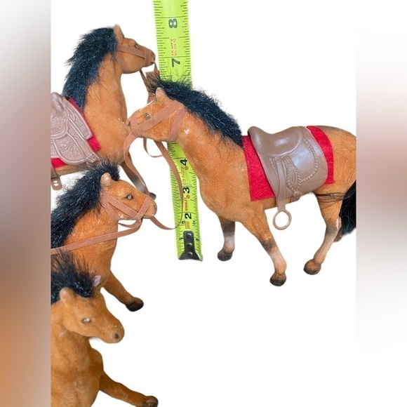 Toy Plastic Flocked Coated Felt 2 Horses and 2 Foals and Accessories - Picture 13 of 15